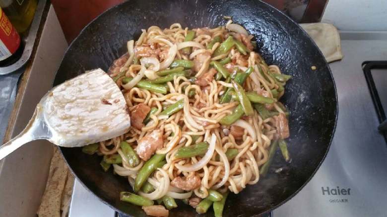 豆角焖面,将豆角与面条翻匀即可。