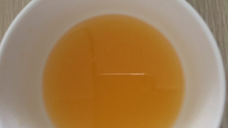柳橙蒸蛋,然后把果肉取出来,放进纱布里面。用力捏纱布,等挤出来橙汁即可。