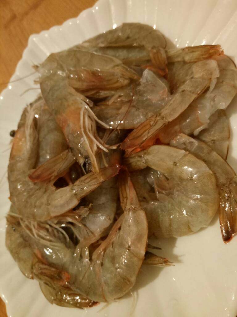 红烧大虾,将虾清洗干净，然后在虾背上划一刀，挑出虾线，用料酒拌匀。