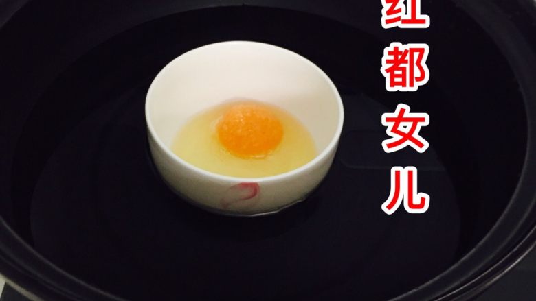 雪里藏珠(即白糖蒸鸡蛋),3.将撒上<a style='color:red;display:inline-block;' href='/shicai/ 3729'>白糖</a>的鸡蛋放入锅中蒸熟。