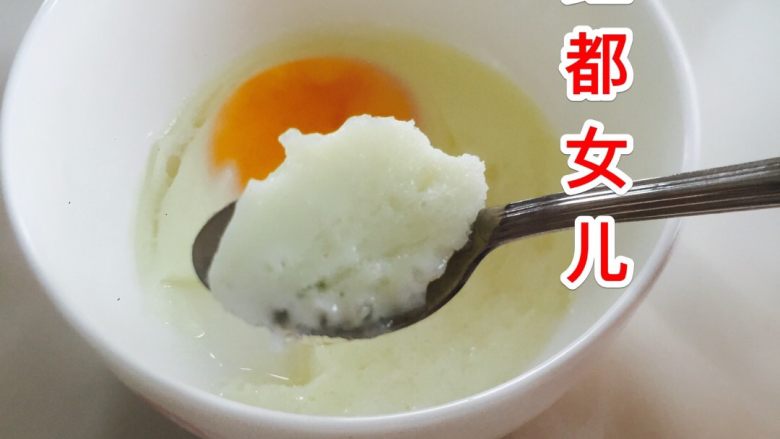 
雪里藏珠(即白糖蒸鸡蛋),只要是感冒引起的咳嗽，同时伴有喉咙痛、鼻子干、嗓子干，或是有黄痰的，都可以吃白糖蒸鸡蛋。如果是感冒后，感觉全身发冷，每天都冷，鼻子留清清的鼻涕，后背发寒，那就改用红糖蒸鸡蛋。