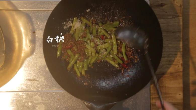 干煸四季豆&养生羊蝎子,倒入四季豆翻炒,出锅前倒入适量白<a style='color:red;display:inline-block;' href='/shicai/ 10588'>糖</a>翻炒