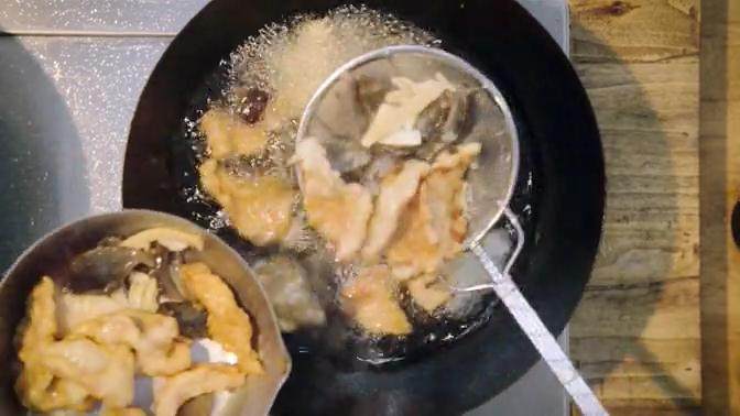 老北京炒疙瘩&海参过油肉,依次将已调味完成的猪通脊肉片、切好的海参、冬笋放入热油锅中,稍等片刻将食材捞出
