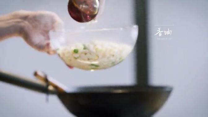 老北京炒疙瘩&海参过油肉,捞出面块儿、青豆、黄豆,倒入<a style='color:red;display:inline-block;' href='/shicai/ 847'>香油</a>,均匀搅拌