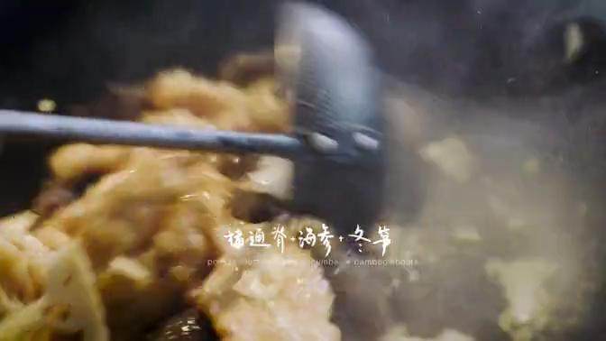 老北京炒疙瘩&海参过油肉,热油锅中倒入大葱段儿、<a style='color:red;display:inline-block;' href='/shicai/ 37'>姜</a>末和适量的油、猪通脊、海参、冬笋,翻炒