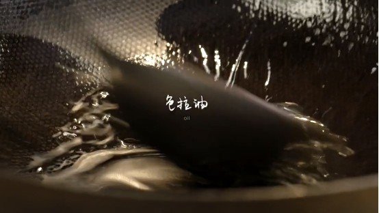 啤酒鸭&上海菜泡饭,热锅,倒入适量<a style='color:red;display:inline-block;' href='/shicai/ 846'>色拉油</a>,将五花肉倒入翻炒