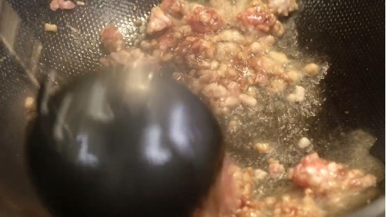 啤酒鸭&上海菜泡饭,在热锅中倒入适量色拉油、肉碎翻炒,再依次加入适量<a style='color:red;display:inline-block;' href='/shicai/ 1694'>海米</a>翻炒