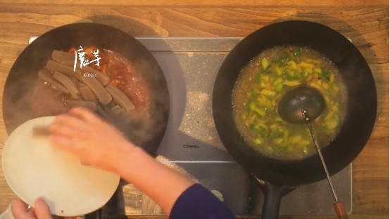 啤酒鸭&上海菜泡饭,倒入煮有大葱和香菇的热水,魔芋条儿倒入第一个炒锅