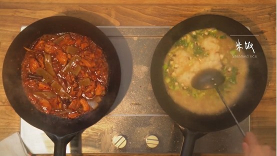 啤酒鸭&上海菜泡饭,倒入香菇丁、盐翻炒,倒入<a style='color:red;display:inline-block;' href='/shicai/ 507'>米饭</a>