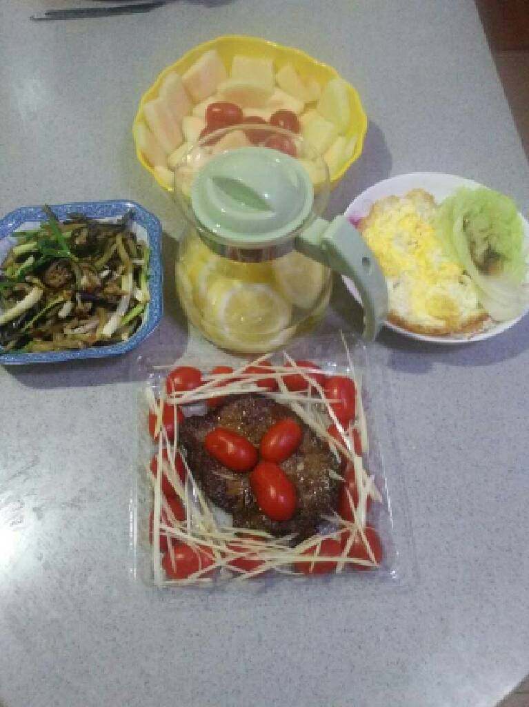 牛排。炸鸡蛋。