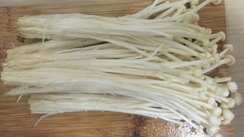 香煎金针菇培根卷,<a style='color:red;display:inline-block;' href='/shicai/ 234'>金针菇</a>洗干净去掉根部，然后撕成一小把。