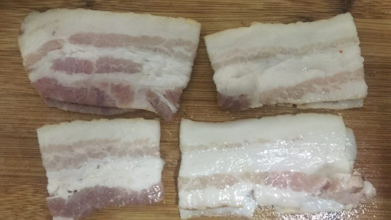 香煎金针菇培根卷,<a style='color:red;display:inline-block;' href='/shicai/ 443'>培根</a>切成小片状