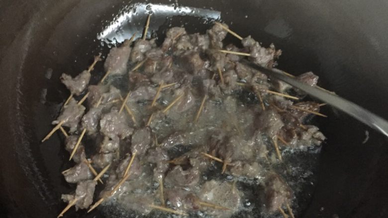 牙签牛肉,腌好的牛肉爆炒20秒左右起锅多出的油乘出备用,油烧热,一筷子进去刚好冒泡