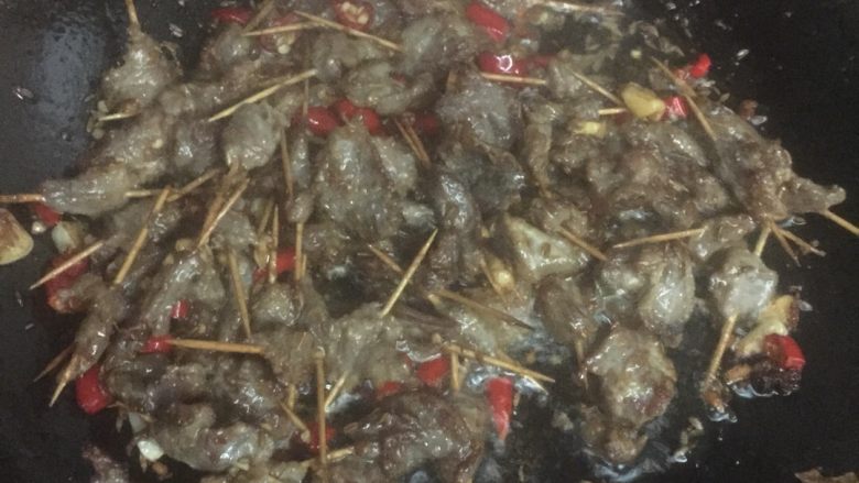 牙签牛肉,锅水放乘出的少许油,条料放入爆香后,再加入牛肉爆,加少许酱油,耗油,
