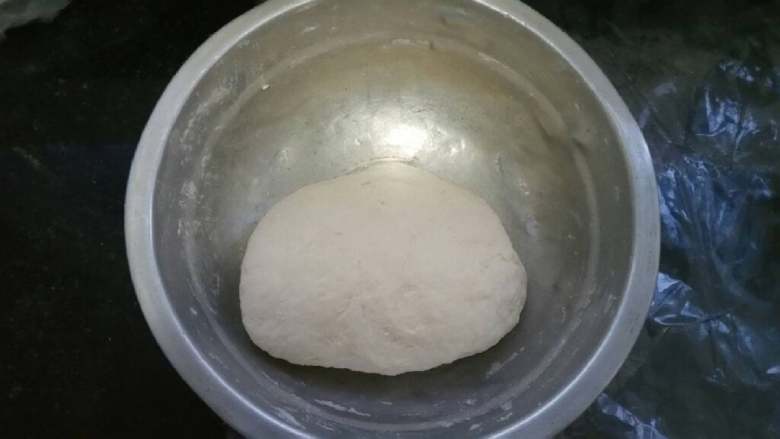 油酥烧饼,将与酵母粉拌匀的面粉揉成面团,静置发酵。