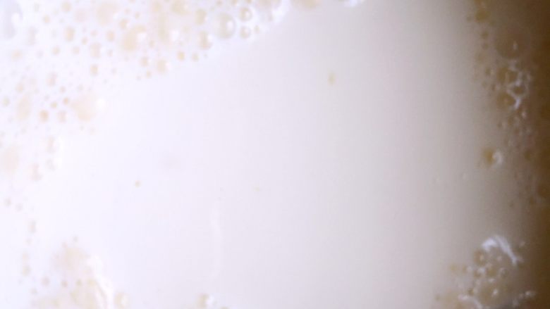 双色牛奶木瓜布丁杯,牛奶加热至7~80度左右关火,放入吉利丁牛奶糊,搅拌溶化,筛网过滤。