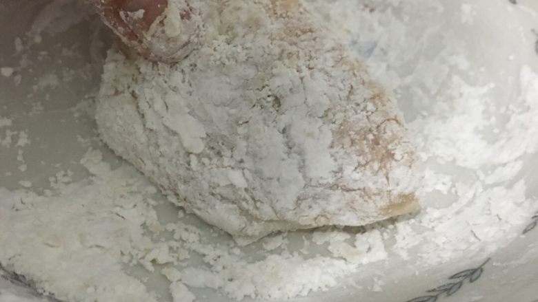酥炸鸡翅,两种炸法,这是表面裹一层淀粉的,炸出来水分不流失。