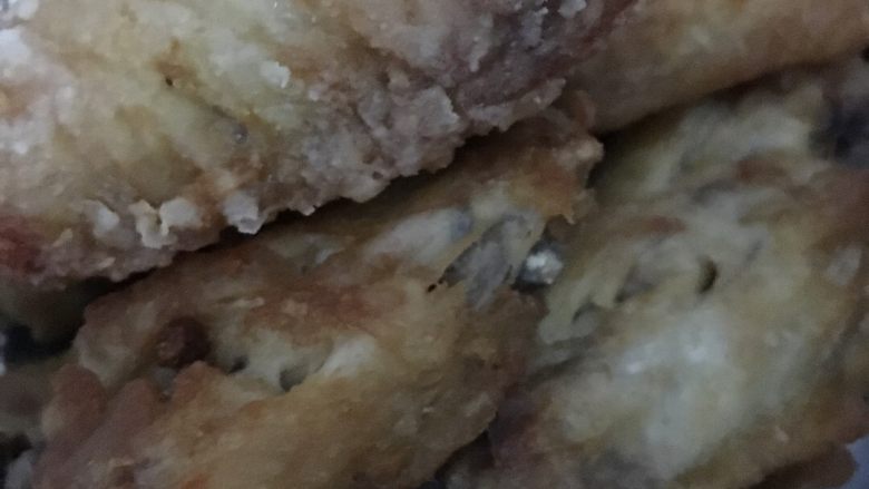 酥炸鸡翅,锅中放油能漠过鸡翅就行,油多能一次性炸得多,裹淀粉的炸出来就这个样。中火炸,不然外面焦了,里面还没熟。