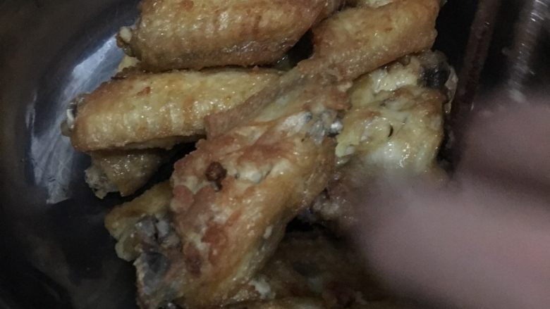 酥炸鸡翅,这是没裹淀粉的,干炸,炸到这个颜色基本就熟了,捞出放一旁待用。