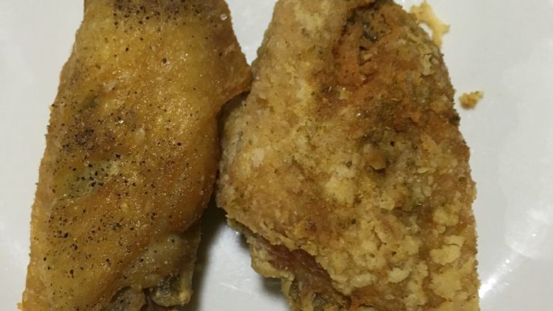 酥炸鸡翅,全部炸完后,改大火,将鸡翅放入炸第二遍,高火快炸,变金黄捞出沥油。第二遍才焦酥香!你喜欢哪种口味的自己撒料,孜然黑胡椒麻椒,再来点辣椒面!如果淡了还可以撒点盐调味!是不是很简单,绝对比街上吃着过瘾!