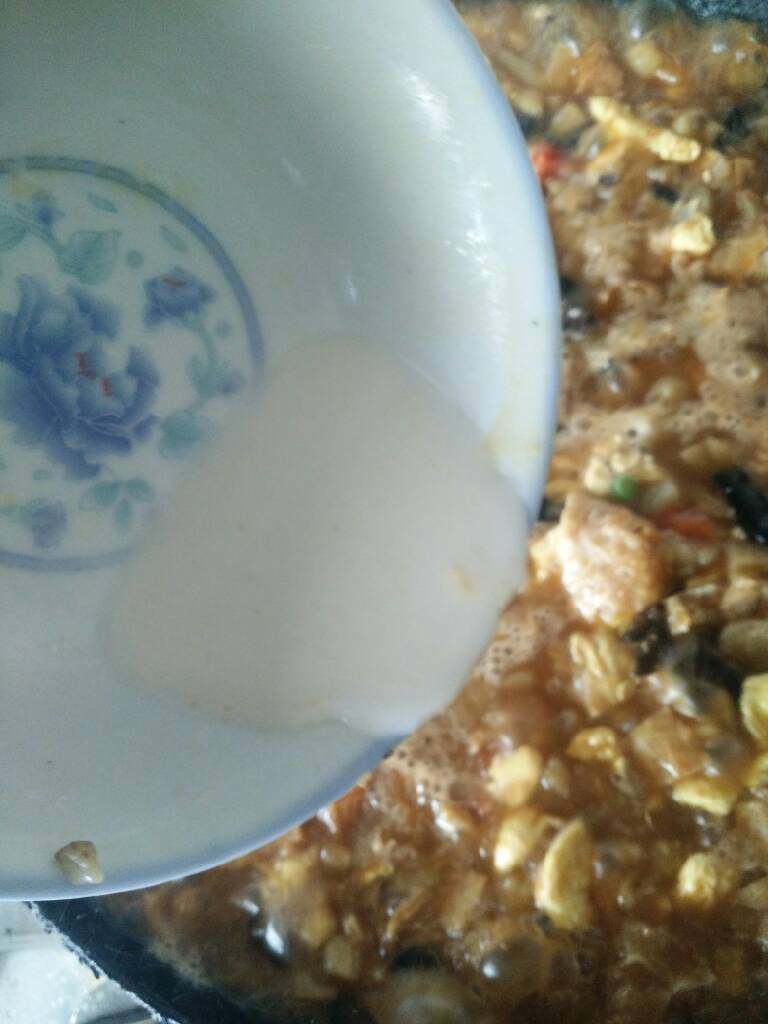 打卤面,调入水淀粉,拌匀,撒适量盐和香油即可