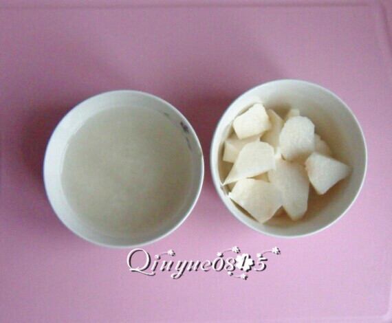 核桃山药茯苓粥#健康美颜餐#,水开后,先把米放进去,搅动防止米沾锅。等米全飘浮起时再放入山药和茯苓粉。中火熬成粥。