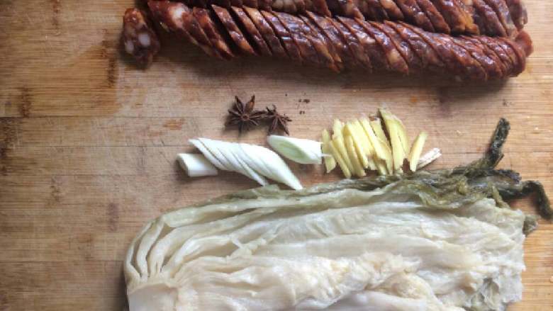 酸菜炒腊肠---“东北西南”系列,热锅凉油，姜丝，<a style='color:red;display:inline-block;' href='/shicai/ 695'>八角</a>，葱花炝锅，闻到香味后加入<a style='color:red;display:inline-block;' href='/shicai/ 4536'>腊肠</a>片，中火把<a style='color:red;display:inline-block;' href='/shicai/ 4536'>腊肠</a>里的肥油耗出一些，别等肠子变煳，及时放入<a style='color:red;display:inline-block;' href='/shicai/ 3361'>酸菜</a>丝，加点盐，翻炒均匀。<a style='color:red;display:inline-block;' href='/shicai/ 3361'>酸菜</a>油光光后加水没过<a style='color:red;display:inline-block;' href='/shicai/ 3361'>酸菜</a>，大火烧开后转小火炖约五分钟，加入粉丝到锅中央，小火炖五分钟左右，粉丝变色后翻炒均匀即可。