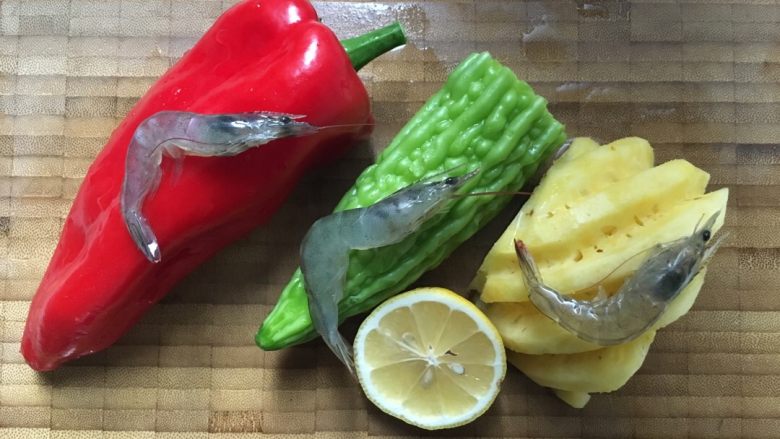 🍍🍋虾,食材准备好，<a style='color:red;display:inline-block;' href='/shicai/ 291'>明虾</a>将虾线挑去，用淀粉沾开口