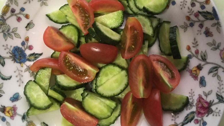 金枪鱼沙拉#健康美颜餐#,<a style='color:red;display:inline-block;' href='/shicai/ 54'>黄瓜</a>切片，<a style='color:red;display:inline-block;' href='/shicai/ 3438'>圣女果</a>切小半，<a style='color:red;display:inline-block;' href='/shicai/ 500'>玉米</a>剥粒