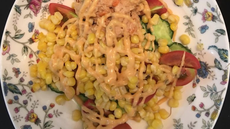 金枪鱼沙拉#健康美颜餐#,放入玉米粒和<a style='color:red;display:inline-block;' href='/shicai/ 116435'>金枪鱼罐头</a>，淋上<a style='color:red;display:inline-block;' href='/shicai/ 10273'>千岛酱</a>，拌匀即可享用