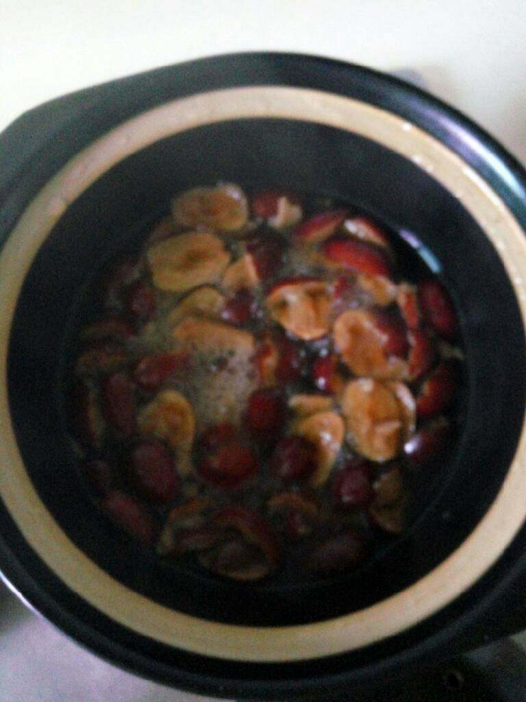 红糖红枣糕,把红枣核去掉,放3倍的水煮烂