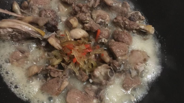 甜酸鸭,翻炒一会后加入五柳菜，炒熟即可。想要汁稠点的话可加入生粉水