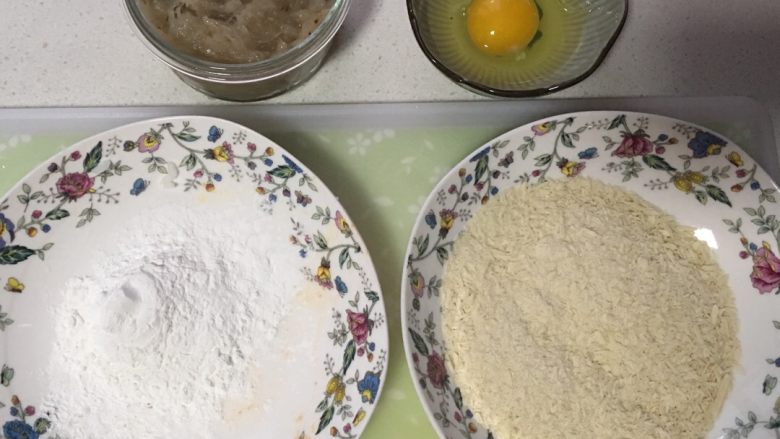 炸虾饼,鲜虾去壳去虾线，用刀背剁碎，加入一个蛋清，搅拌成虾滑
