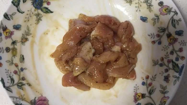 火腿鸡肉披萨,<a style='color:red;display:inline-block;' href='/shicai/ 9601'>鸡腿肉</a>加少许<a style='color:red;display:inline-block;' href='/shicai/ 756'>鸡精</a>、<a style='color:red;display:inline-block;' href='/shicai/ 721'>蚝油</a>、<a style='color:red;display:inline-block;' href='/shicai/ 10588'>糖</a>、<a style='color:red;display:inline-block;' href='/shicai/ 134333'>黑胡椒</a>腌制5分钟，入锅炒熟