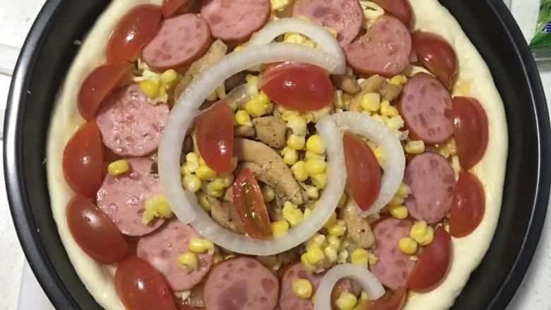 火腿鸡肉披萨,继续铺上材料