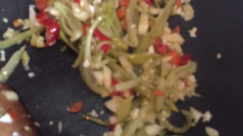 酸香鲜尤,再起油锅,下酸菜、泡姜、泡椒、蒜,炒出香味
