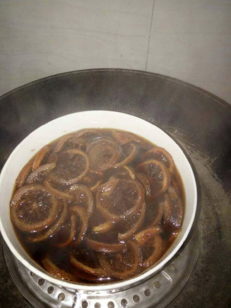 柠檬膏#健康美颜餐#,取个大碗,碗底铺层冰糖,然后把切好的柠檬片铺上去,全部铺上去后最上面再放一层冰糖,隔水炖10-12小时