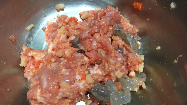 虾饺皇,搅拌均匀,不停的摔打,增加虾的弹性