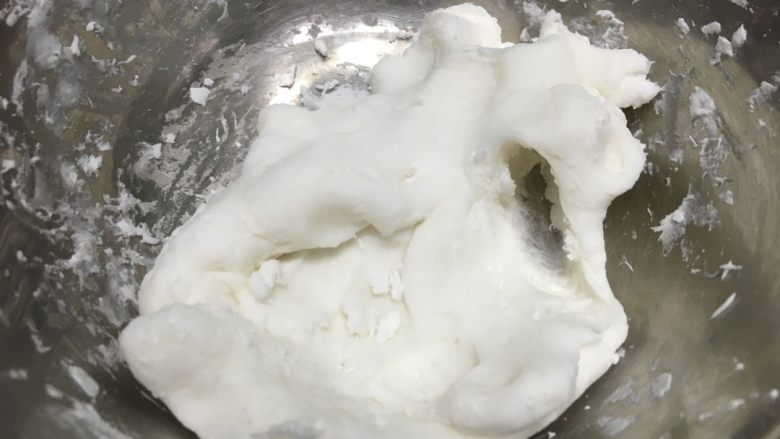 虾饺皇,加适量的热水,顺时针快速搅拌
