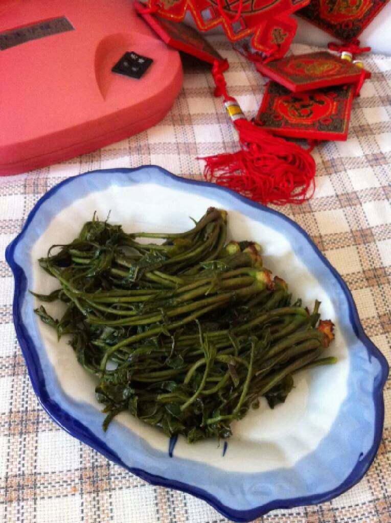 腌香椿,6.腌好的香椿芽拿出装盘,拌面条或是其它的吃法都是很好的