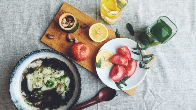 营养早餐,<a style='color:red;display:inline-block;' href='/shicai/ 273'>紫菜</a>撕碎，加葱花，猪油，白胡椒，细盐，少量米醋兑开水做汤底，馄饨煮熟捞出