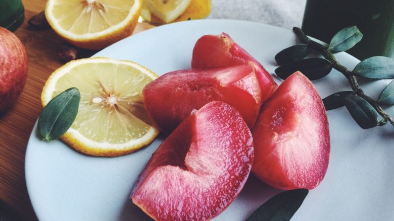 营养早餐,水果洗净摆盘，石斛加蜂蜜矿泉水榨汁滤渣，柠檬泡温开水