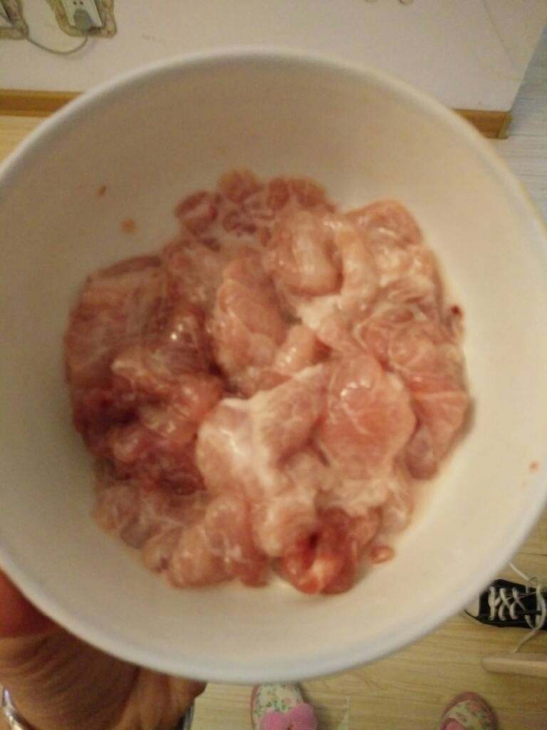 包椒炒肉片,肉片加少量水,抓淀粉