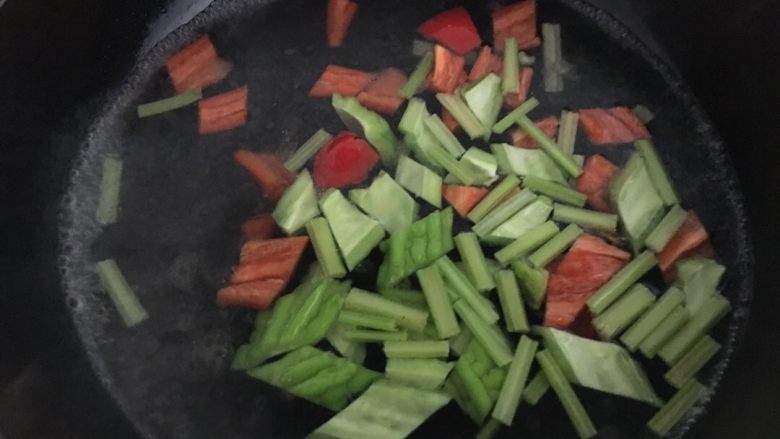 🍍咕老肉,苦瓜,红椒,<a style='color:red;display:inline-block;' href='/shicai/ 125'>芹菜</a>水抄一下,用盐,胡椒粉,蚝油,香油,番茄沙司,水淀粉,调个汁,白糖按照个人喜好放