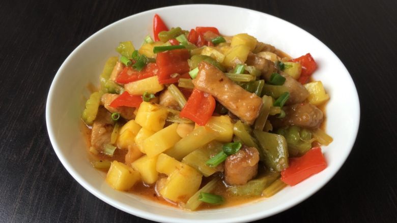 🍍咕老肉,放油,下葱姜蒜,翻炒,下句就苦瓜,红椒,芹菜翻炒,下🍍,倒入酱汁,浓稠时放入炸好的肉,挂浆就可出锅了