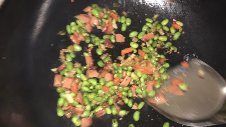 海带白菜包,用肉末，豆子，火腿炒好馅