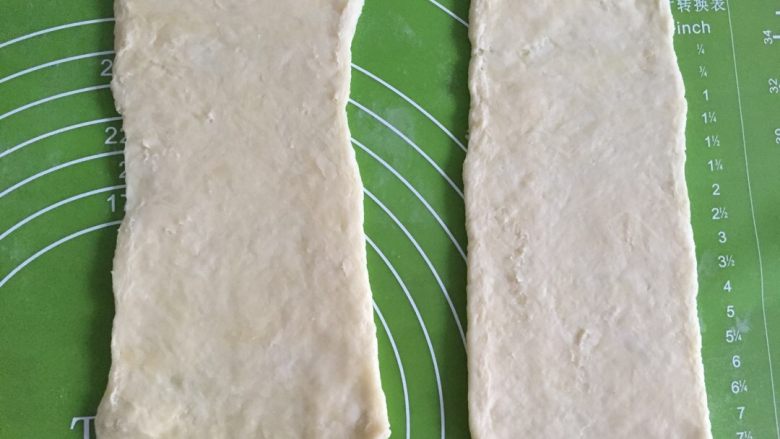 榴莲派,松弛好的面皮擀成大片,均匀分割成等份