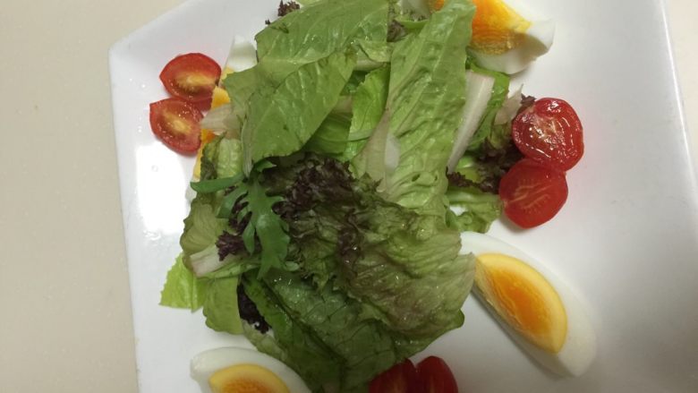 三文鱼蔬菜色拉+#健康美颜餐#,将蔬菜色拉和煮鸡蛋摆放在盘中,摆出自己喜欢的造型;