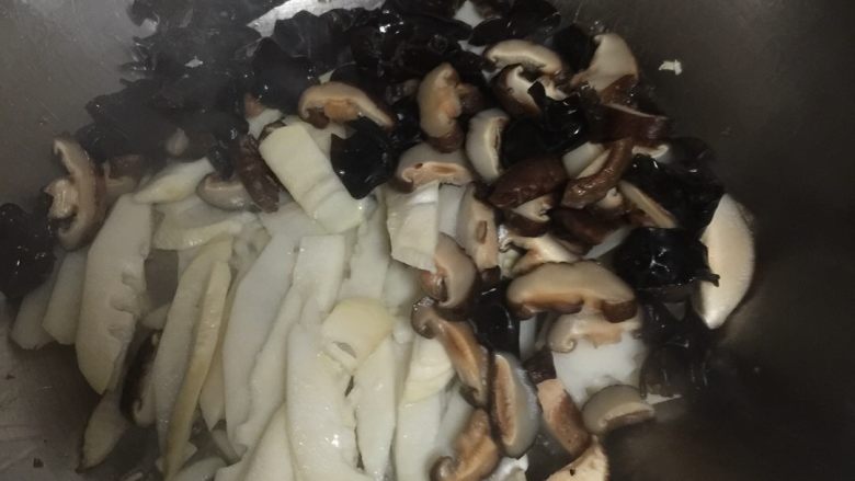 炒杂蔬+#健康美颜餐#,竹笋炒成透明状,加入香菇木耳一起翻炒;