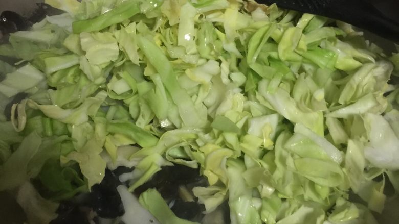 炒杂蔬+#健康美颜餐#,翻炒片刻后倒入卷心菜;